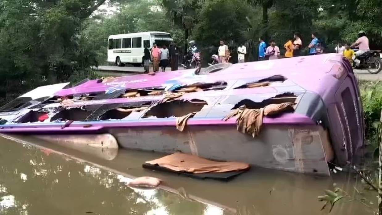 জবির সাবেক শিক্ষার্থীদের নিয়ে ভ্রমণের সময় স্লিপার বাস পুকুরে, আহত ১৫
